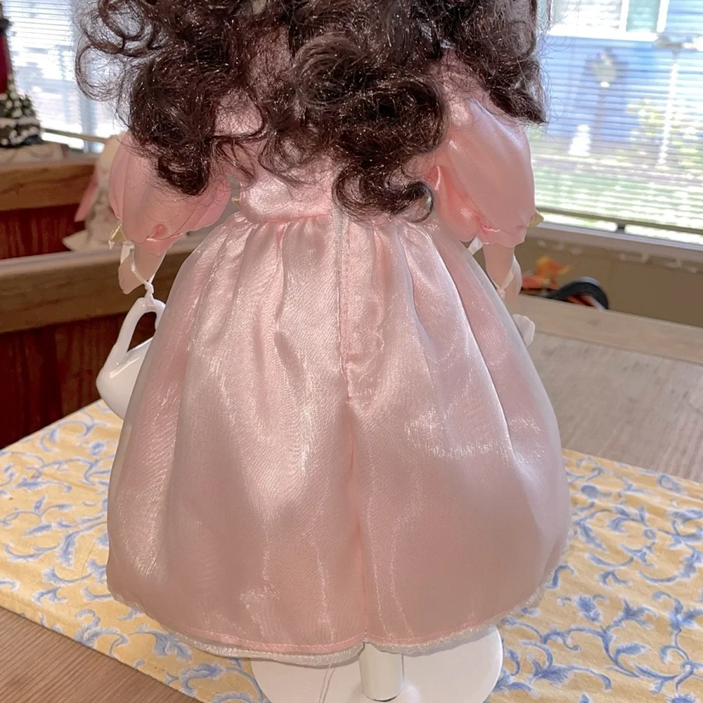 Avon 2000 Special Memories Tea Time Porcelain Doll Preloved